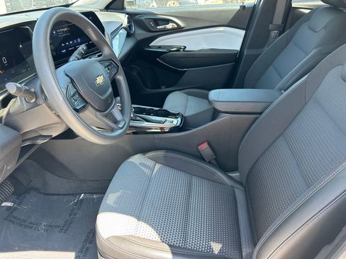 Used 2025 Chevrolet Trax LT FWD image 11