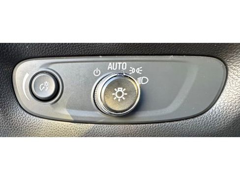 Used 2023 Chevrolet Traverse LT image 19