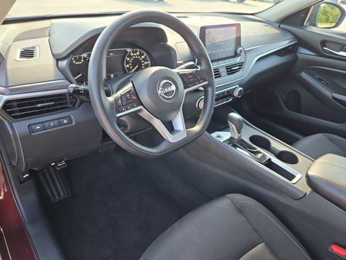 Used 2025 Nissan Altima 2.5 SV FWD image 13