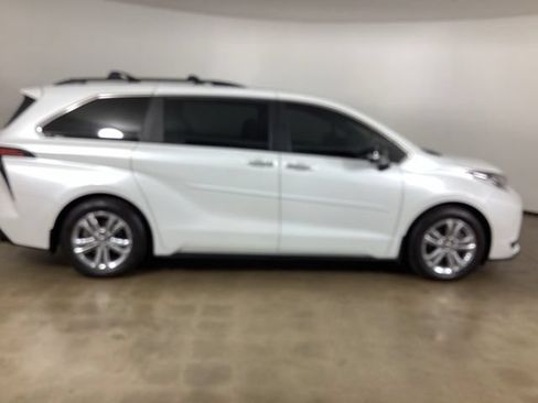 Used 2023 Toyota Sienna XSE AWD/4WD image 4