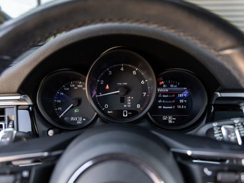 Certified 2022 Porsche Macan AWD/4WD image 25
