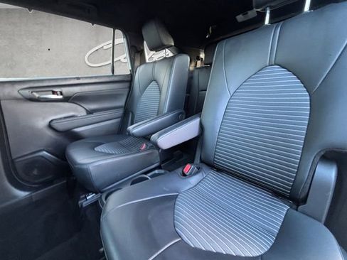 Used 2024 Toyota Highlander XSE FWD image 28