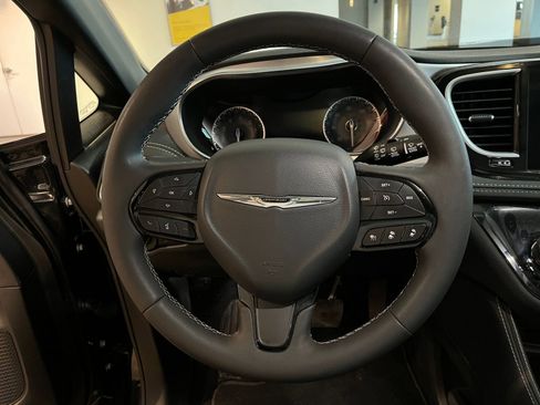 Used 2025 Chrysler Pacifica Limited image 30