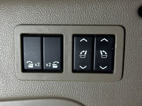 Used 2015 Chevrolet Suburban LT RWD image 16