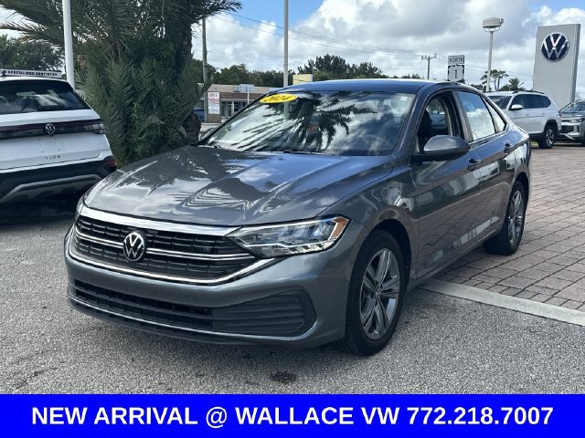 Certified 2024 Volkswagen Jetta SE w/ Panoramic Sunroof Package FWD image 3