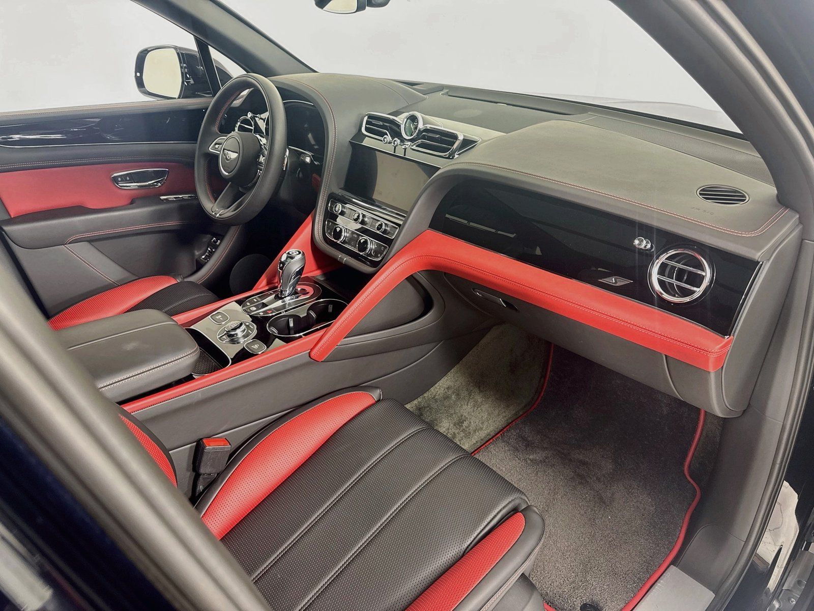 Certified 2023 Bentley Bentayga AWD/4WD image 2