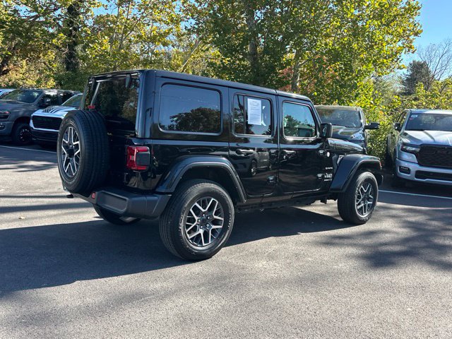 Used 2024 Jeep Wrangler Unlimited Sahara w/ Technology Group AWD/4WD image 17