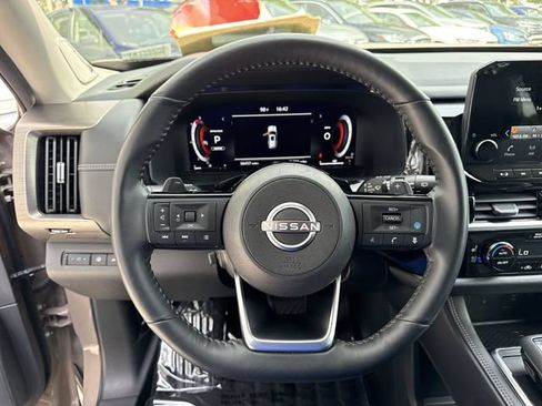 Used 2023 Nissan Pathfinder Platinum AWD/4WD image 14