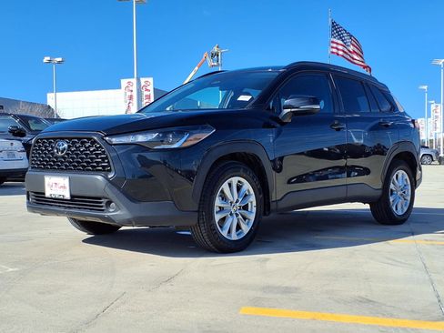 Used 2024 Toyota Corolla Cross LE image 1