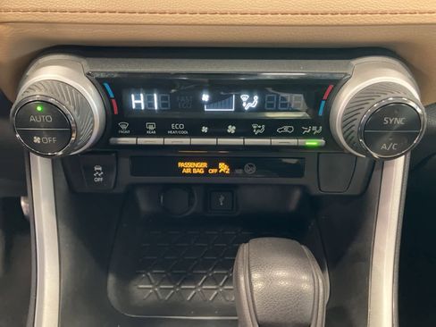 Used 2022 Toyota RAV4 LE image 17