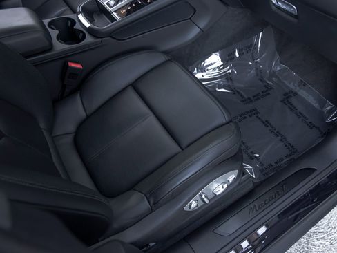Certified 2023 Porsche Macan Turbo AWD/4WD image 54