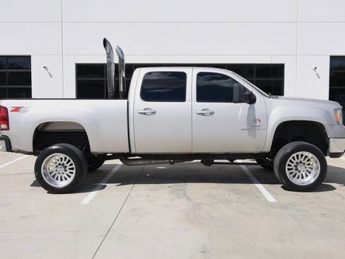 Used 2009 GMC Sierra 2500 SLT w/ SLT Convenience Package image 9