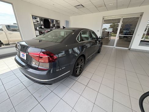 Used 2017 Volkswagen Passat 1.8T R-Line w/ R-Line Lighting Package FWD image 7