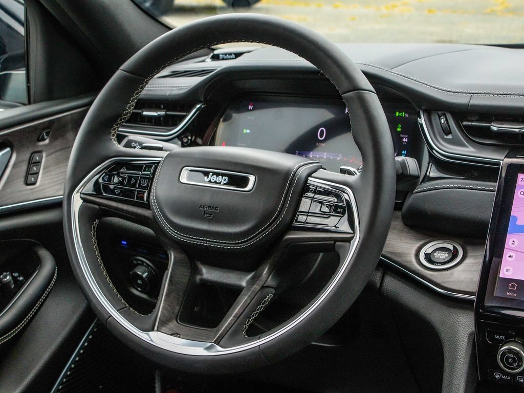 Used 2023 Jeep Grand Cherokee Overland w/ Luxury Tech Group IV AWD/4WD image 27