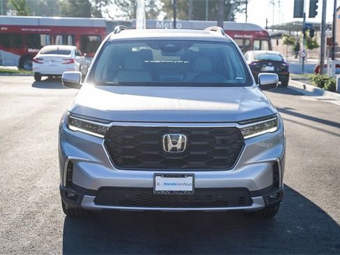 New 2025 Honda Pilot Touring image 2