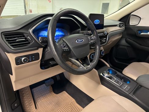Used 2020 Ford Escape Titanium w/ Titanium Premium Package 2.0 AWD/4WD image 3