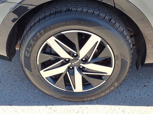 Certified 2022 Kia Sorento S w/ Panoramic Sunroof Package image 9