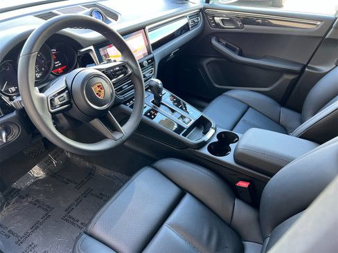 Used 2025 Porsche Macan image 4