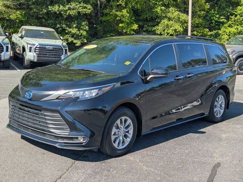 Used 2025 Toyota Sienna XLE image 3
