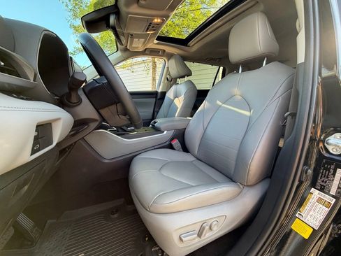 Used 2025 Toyota Highlander XLE image 5