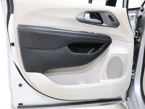 Used 2024 Chrysler Pacifica Touring-L FWD image 18