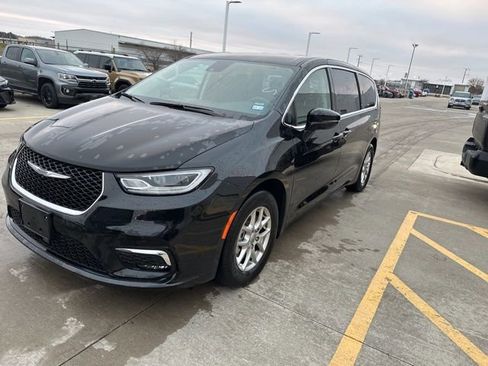 Used 2024 Chrysler Pacifica Touring-L image 3