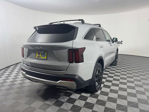 Used 2024 Kia Sorento S w/ Panoramic Sunroof Package image 7