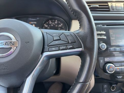 Used 2017 Nissan Rogue SV image 18