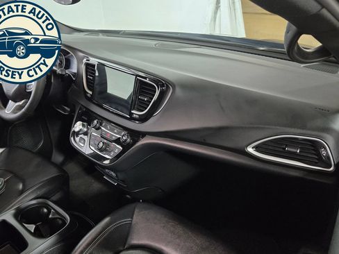 Used 2025 Chrysler Pacifica Select FWD image 40