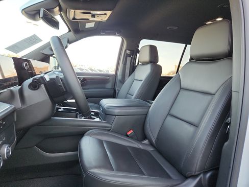 Used 2025 Chevrolet Suburban Z71 image 13