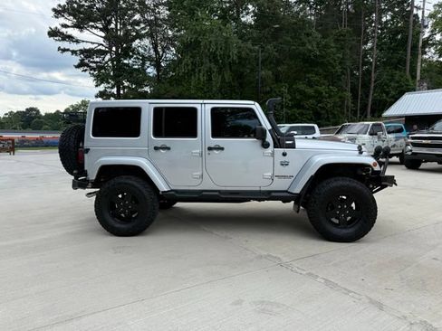Used 2012 Jeep Wrangler Unlimited Sahara AWD/4WD image 4