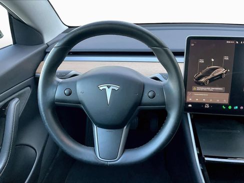 Used 2018 Tesla Model 3 Mid Range image 5