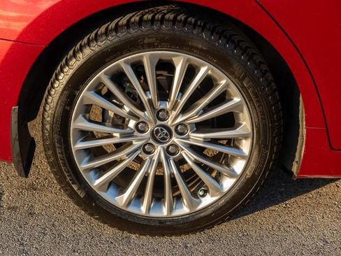 Used 2020 Toyota Avalon Limited image 12