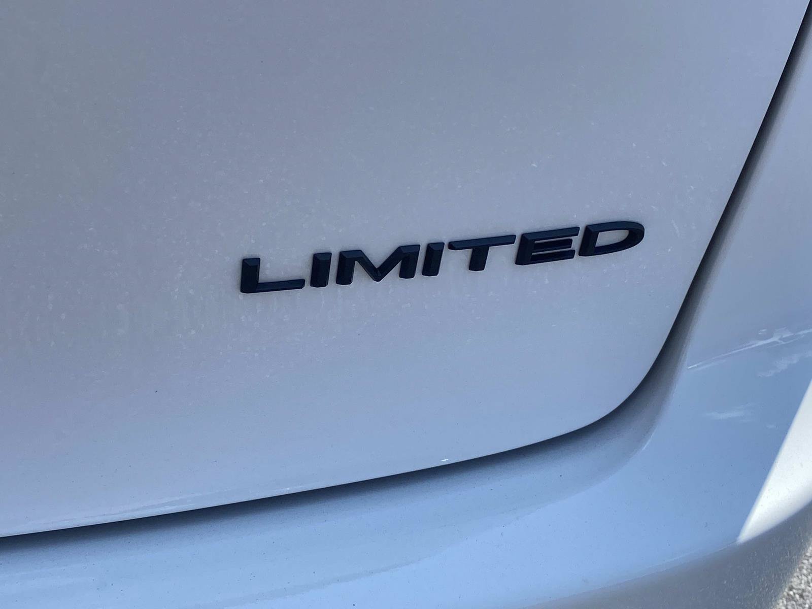Used 2025 Chrysler Pacifica Limited FWD image 6