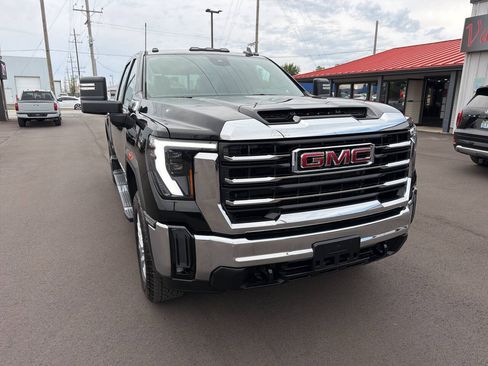 Used 2024 GMC Sierra 2500 SLE w/ SLE Value Package AWD/4WD image 3