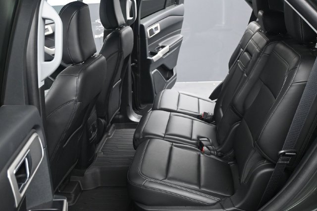 Certified 2023 Ford Explorer XLT w/ Equipment Group 202A AWD/4WD image 5