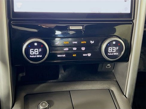 Used 2025 Land Rover Discovery Metropolitan Edition image 16