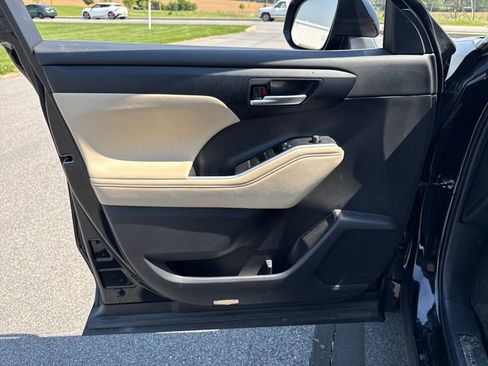 Used 2023 Toyota Highlander XLE AWD/4WD image 25