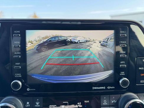 Used 2022 Toyota Highlander XLE image 28