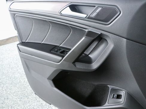 Used 2022 Volkswagen Tiguan SE w/ Panoramic Sunroof Package AWD/4WD image 22