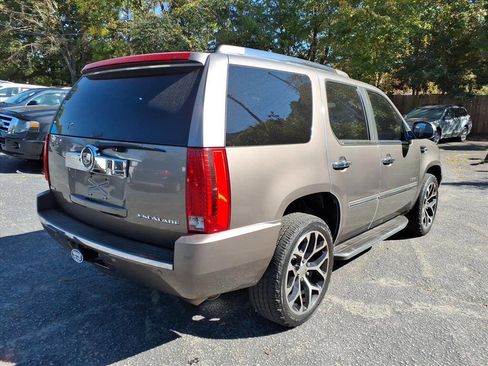 Used 2011 Cadillac Escalade AWD image 3