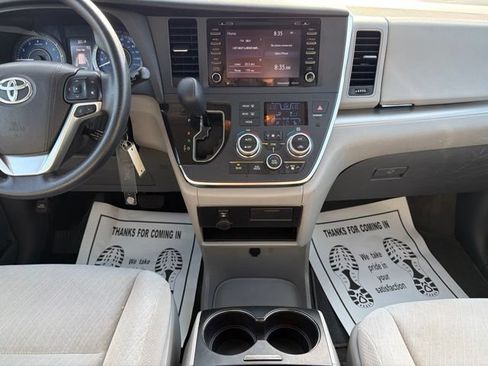Used 2018 Toyota Sienna LE w/ Carpet Mat Package AWD/4WD image 17