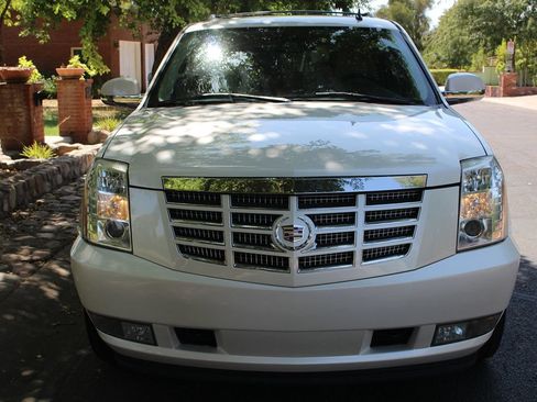 Used 2007 Cadillac Escalade AWD w/ Information Package image 4
