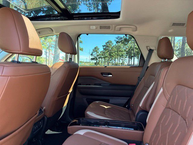 Used 2026 Nissan Pathfinder Platinum FWD image 22