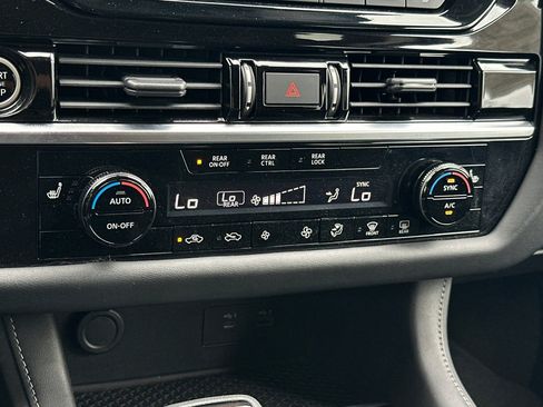 Used 2022 Nissan Pathfinder SV image 23