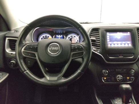 Used 2019 Jeep Cherokee Latitude Plus w/ Comfort/Convenience Group FWD image 22