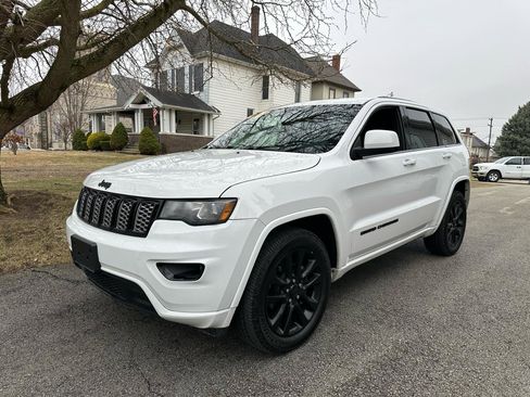 Used 2018 Jeep Grand Cherokee Altitude image 3