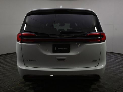 Used 2022 Chrysler Pacifica Touring-L image 5