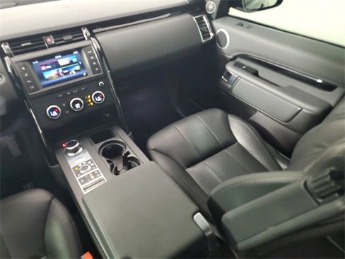 Used 2017 Land Rover Discovery SE image 17