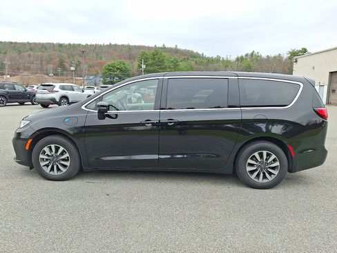Used 2024 Chrysler Pacifica Select image 6